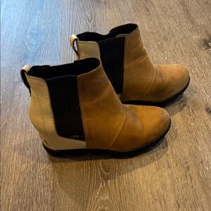 Tan and Cream Sorel ankle Boots